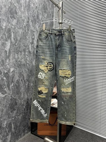 25春夏新款休闲牛仔裤 阔腿裤 高端版本！专柜定制面料 透气舒适度高，细节无可挑剔，品牌元素设计理念，体现高品质。手感细腻柔软！呈现休闲裁剪，上身版型超赞！码数