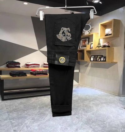 春夏范思哲 新品时尚原单牛仔裤采用进口高档洗水牛仔面料，奢华品牌字母Logo设计 上身随意舒服！收口搭配无束缚感！海外欧洲专柜同品，上身时尚运动显时尚，很低调且