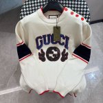 Gucci古驰 早春新品圆领针织毛衫 经典一体织纱提花工艺 订制羊毛混纺材质 手感细腻柔软 可直接与肌肤接触 让暖心的纱线变化出细腻的质感 顶级工艺极具特色出彩