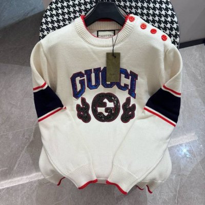 Gucci古驰 早春新品圆领针织毛衫 经典一体织纱提花工艺 订制羊毛混纺材质 手感细腻柔软 可直接与肌肤接触 让暖心的纱线变化出细腻的质感 顶级工艺极具特色出彩