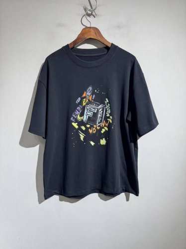 Fendi芬迪 印刷喷绘动漫火箭设计。Ff家国外疯抢款。25款男女同款宽松版型短袖T恤。超好看且超大面积印刷 +手工涂鸦+搭配发泡字体设计。 最新北美代购订单牛