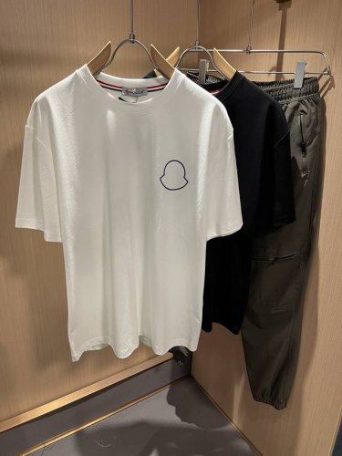 moncler蒙家 2025春夏最新男女同款贸易订单短袖T恤，全品相！！网红款！采用Logo图案压胶设计！上身舒适透气，不僵硬，整体有着丰富的立体感，品质出口订