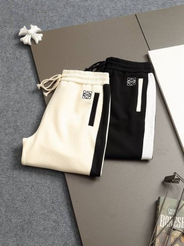 loewe 罗意威 25Ss专柜同款毛圈短裤情侣款 采用棉质毛圈面料精心制作 饰以同色调提花图案 突显罗意威经典的Logo刺绣厚板立体 裤子偏厚使整体高透气和柔