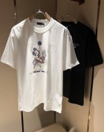 Louisvuitt*路易*登 2025春夏全新系列单品上线 非常时髦前卫的一款男女同款短袖T恤 标识Logo图案印花烫钻修饰 区别于以往的不同 宣示品牌传承多