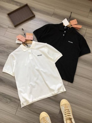 miu Miu｜Burberr*Y 缪缪 徽标字母Logo刺绣 男女款翻领Polo衫. 颜色：黑色 白色. 尺码：S M L Xl. 材质：240G32支网眼珠