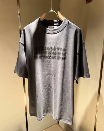 马吉拉 Maison Margiel 2025春夏新款男女同款短袖T恤，专柜同步发售！定制专属洗水纯棉面料，胸前Logo图案刺绣设计！简约大方，从容百搭，档次极