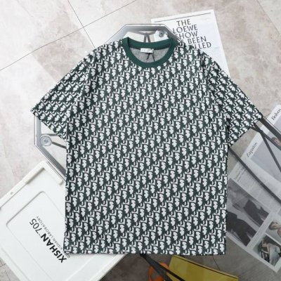 上新 纯原臻品 顶级复刻 Dior 迪奥 新款满身Logo休闲圆领短袖T恤 款号：3346 颜色：黑色 绿色 购入原版开模打造，全套定制辅料，细节决定成败。 迪