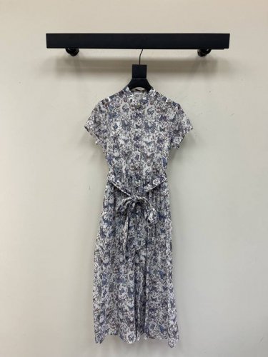 Dio*25春夏新品梦幻蝴蝶花卉满印长款短袖连衣裙 进口棉质轻盈舒适 配送本布腰带搭配 自带小清新田园风气质 定制纯棉蝴蝶花卉印花面料 经典小立领Cd珍珠扣点缀
