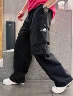巴黎春季新款直筒休闲裤 采用优质梭织材质 面料丝滑挺括 两侧工装口袋设计装饰 五金细节到位 上身足够吸睛且回头率爆棚 码数M-Xxxl