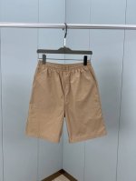 burberry 25夏季新品男装马术骑士刺绣贴花徽标尼龙短裤，背后袋口饰有马术骑士刺绣贴花徽标，配备松紧腰带和内侧抽绳，选用棉质尼龙面料、内衬有网里；深蓝色