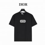 dior 迪奥 刺绣银标Logo短袖 夏季渠道限定新款 简约又不失风格的复古品牌标识，夏日炸街酷毙了 情侣气质款，两色推荐入手。采用定制面料。添加杜邦公司Sor
