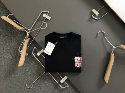 giv*合身版型S-Xl 25早春最新刺涂鸦印花重磅短袖，高端品质专柜原单圆领援助，顶级制作工艺进口面料，专柜款独特设计，采用进口高端订制进口丝线手感一流！官网