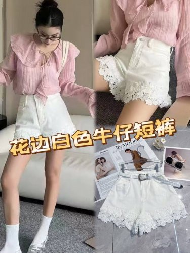 邂逅浪漫，就从这条花边白色牛仔短裤开始！纯净白色，如春日初雪般清新。精致蕾丝花边，似绽放的花朵，为短裤添上甜美注脚。高腰设计，轻松拉长腿部线条 。搭配粉色系上衣