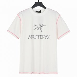 arcteryx始祖鸟哈苏撞色线胸前变色鸟短袖T恤 面料采用280克重精梳棉 定制32支1*1螺纹 成衣两遍水洗处理 面料舒适亲肤无异感 定制定染面料 纺织密度