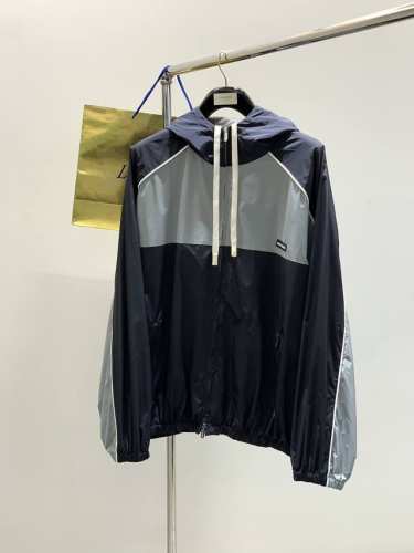 miu Miu 2025春季最新品，专柜同步有售，原单狠货，时尚休闲连帽外套，进口原版面料，上身舒适透气，顶级刺绣工艺字母图案装饰Logo，原版五金辅料装饰，档