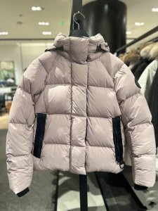 P1730 大鹅羽绒服 超轻 无敌柔软 穿上一身轻松 虽然材质柔软 但依然是防水防风 超级实用的一款羽绒 经典羽绒版型，比较百搭耐看 码数:Sml