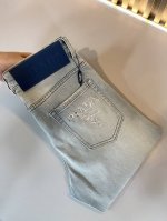 pra*Da 普拉达 2025春夏新品发售！牛仔高级百搭实用主义不哗众取宠！港澳台地区限定款！！立体裁剪纯棉材质！台湾外贸公司承接、材质精致细腻似乎是普拉达专利