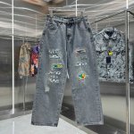 Lv 路易 25新品 破洞贴布字母牛仔裤！特定最新品牌皮标 重磅单品~私渠稀有臻品 客供五金辅料 进口客供定织牛仔棉布面料,时尚又个性 超级百搭好看的一款 人手
