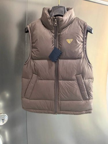 390 Prada 普拉达专柜爆款 胸前徽标情侣款羽绒马甲 本款采用高品质90白鸭绒 支持Rds检测 高蓬松 整体带有英国传统风格的奢侈感， 品质对标专柜万元级