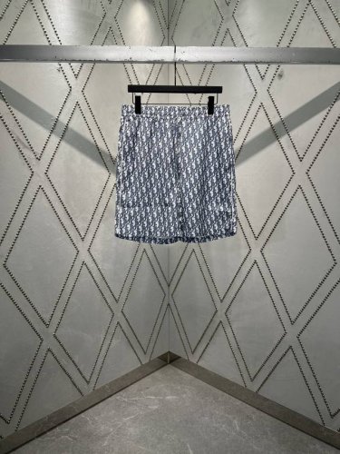 迪奥 25Ss新款睡裤通体展示品牌的经典 Oblique 印花。采用白色和蓝色桑蚕丝斜纹面料精心制作，弹性腰头搭配抽绳，设有侧面开缝口袋，宽松剪裁，可与配套的衬