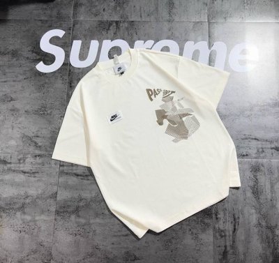 Nike 抽象情侣短袖T恤 面料采用精梳棉材质 手感舒适 细腻 透气 不起球不褪色 有微弹力哦 印花采用刺绣技术 品质超赞 细腻 不褪色 不开裂 万针刺绣Log