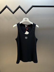Loewe Anagram 刺绣背心 定制密织弹力螺纹缎面料 Loewe Anagram刺绣印记点缀于胸前 以极简之形凝聚品牌精髓 以利落剪裁贴合身体曲线 采用