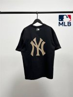 高品质！Mlb柜子新款金线刺绣老花老花短袖T恤！三标齐全，三联吊卡，原厂包装！通肩压条保证舒适性！2025Mlb Ny 老花大Logo刺绣款 情侣圆领短袖高端品