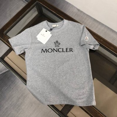 Amoncler 蒙口 2025新款男士圆领短袖 情侣T恤 春夏新品 高品质 时尚百搭潮款 定制进口面料 数 穿着舒适 透气 时尚不失个性 上身休闲随性 帅气有