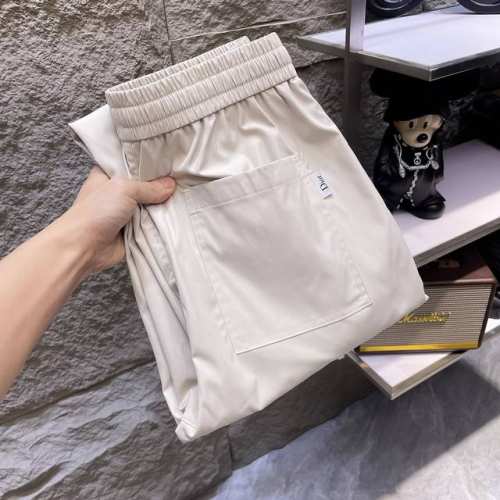 dior迪奥 米白色工装裤 时髦与实用的双重奏不挑年龄的米白，既显气质又百搭。利落的直筒版型，不挑身材，穿着舒适自在。 宽松直筒的版型，不惧任何腿型，人人都有大