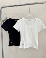 价格p： 品名：Alo 小标刺绣Logo正肩U领修身短袖 尺码：S.M.L 颜色：白色 黑上 版型超绝，清爽正肩包裹感U领T恤，整体的风格更偏休闲，很实穿，复古
