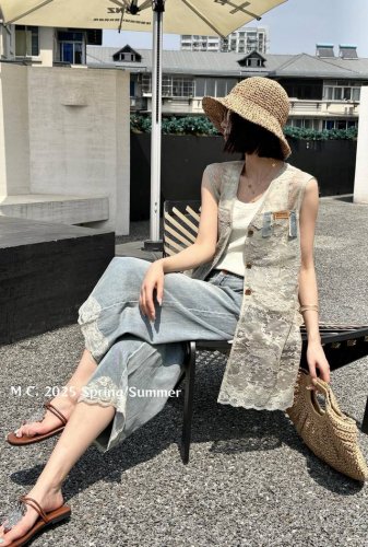 套装 2670夏季新款轻奢蕾丝钩花拼接超薄软牛仔长马甲上衣+8分裤洋气套装牛仔自带时髦感拼接重工蕾丝钩花时髦减龄又不失优雅女人味，整套上身洋气减龄显瘦显高显腿长