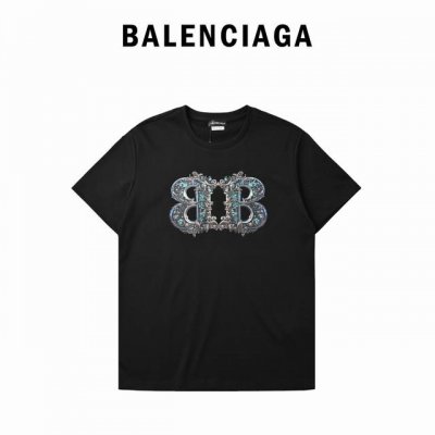Balenciaga 巴黎世家 2025新款 镶钻图腾短袖T恤 巴黎世家2025新款T恤，潮奢来袭 今年的独特元素就是把巴黎世家的单品印在T恤 上，简约却不失奢