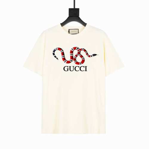上新款号：G742 Gucci 古驰 蛇年限定 字母Logo短袖T恤 采用图案印花工艺 区别于普通的印花图标 ，260克纯棉面料，舒适透气不易变形。宽松版型 男