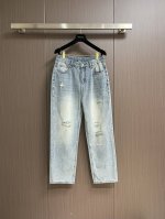 Moncler 新款牛仔裤，超级百搭、殿堂级的牛仔裤，采用丹宁牛仔布，通过环保洗水工艺使面料变得柔软，面料微弹，舒适度更高，内里包边，刻字五金纽扣、皮牌、织麦辅