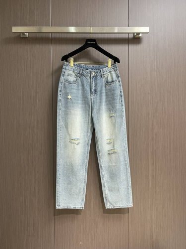 Moncler 新款牛仔裤，超级百搭、殿堂级的牛仔裤，采用丹宁牛仔布，通过环保洗水工艺使面料变得柔软，面料微弹，舒适度更高，内里包边，刻字五金纽扣、皮牌、织麦辅