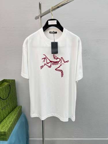 高品质 Ar始祖鸟、25Ss经典配色T恤新品！！款式相当的青春活力，朝气澎湃！！新一季主打的小熊系列，采用一级印烫的高规格标准.色调过渡呈现的立体感很强，优选2