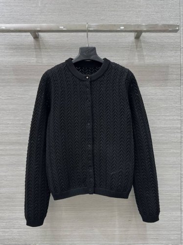 原单品质，独家首发 Gu* 25春夏新品，镂空设计针织开衫，定制Yb羊绒纱线织造 柔软舒适 洋气显瘦 圆领开衫剪裁 大身以波浪羽翎镂空钩花满铺 增添时尚浪漫气息