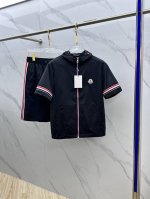 Mon*蒙口 休闲套装M-3Xl 2025春夏运动，尽显简约时尚风范。连帽短袖搭配同色系，整体设计休闲百搭。拉链与袖口处的红白蓝条纹装饰，增添细节亮点，洋气又减