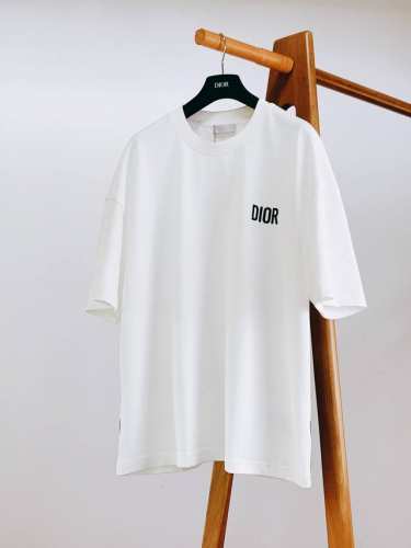 Dior Homme 迪奥 桀傲 2025Ss春夏新品 时尚休闲短袖，这款 Dior Charmt恤以图案设计重新演绎经典的Dior标志。采用棉质平纹针织面料精