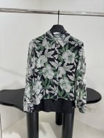新品真丝木槿花衬衫 采用顺纡真丝 满饰木槿花印花图案 背面衬里饰有 Anagram 刺绣 宽松阔梯形设计 黑色里衬 推荐入手 花色 Sml