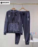 迪桑特 Descente 秋季新款男女情侣款连帽拉链卫衣外套套装，此次与历史悠久的著名都市运动风格推出了一系列面料上乘兼顾运动与时尚的产品，每一款都有非常独到的