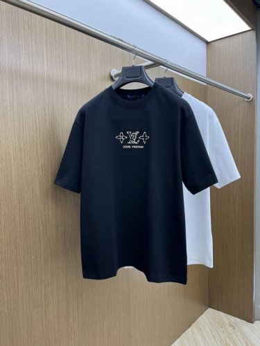 louis Vuitton 路易威登 2025春夏新款重工刺绣短袖T恤男女同款 这款短袖T恤采用柔软纯棉面料打造，呈现舒适与挺括并存的穿着体验。正面精致绣有经典