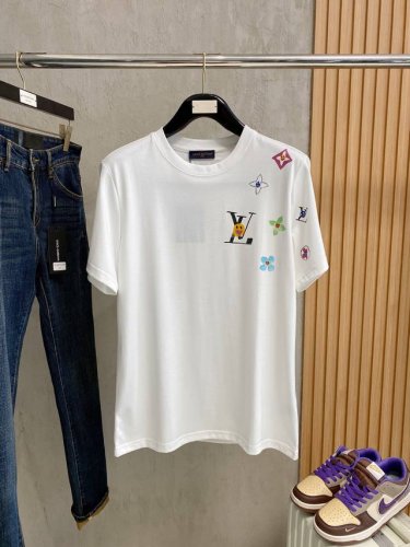 lv 2025Ss蛇年贺岁款春夏精品短袖T恤 官网同步 高端品质 定制顶级纯棉面料，顶级大厂1:1制作，时尚大牌重工艺Logo设计，手感柔软细腻 穿着亲肤舒适
