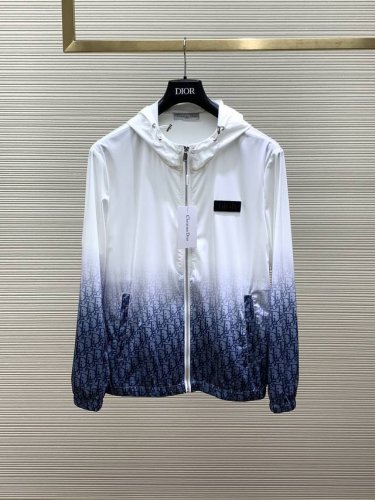 pins 一套 Louisvuitton 路易威登 春季最新款 专柜同步有售 原单狠货 时尚休闲连帽外套套装 上身很有特点 吸睛而有亮点 进口原版面料 顶级印花