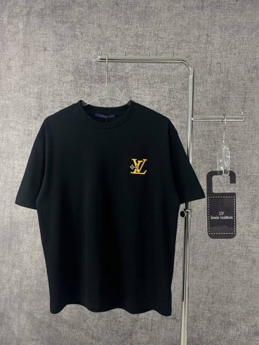 louis Vuitton 路易威登 2025新款短袖T恤圆领男女同款 经典永流传，路易威登T恤登场。简约黑色底色，搭配标志性金色Lv Logo，低调中尽显奢华