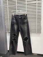 Balenciga巴黎世家独家专供新款休闲破洞牛仔裤高端版本！泥染破坏磨破设计 专柜定制面料 透气舒适度高，细节无可挑剔，品牌元素设计理念，体现高品质。手感细腻