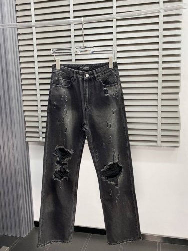 Balenciga巴黎世家独家专供新款休闲破洞牛仔裤高端版本！泥染破坏磨破设计 专柜定制面料 透气舒适度高，细节无可挑剔，品牌元素设计理念，体现高品质。手感细腻