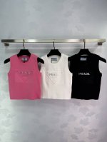 prad*普拉达25早春新款圆领针织背心上衣 中间经典品牌Logo图案设计 简约又大牌 上身时尚又百搭 3色3码Sml。T226B