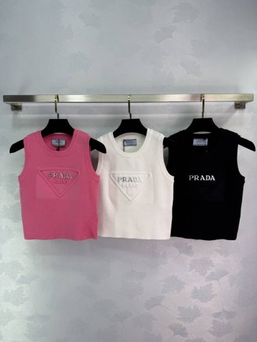 prad*普拉达25早春新款圆领针织背心上衣 中间经典品牌Logo图案设计 简约又大牌 上身时尚又百搭 3色3码Sml。T226B