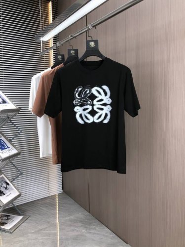 罗意威。2025春夏新品时尚圆领短袖高级定制百搭款式！更有实用感 任何人都可以轻松驾驭 采用双丝光面料制作，奢华经典品牌Logo设计，G非常显档次懂货的必须入！